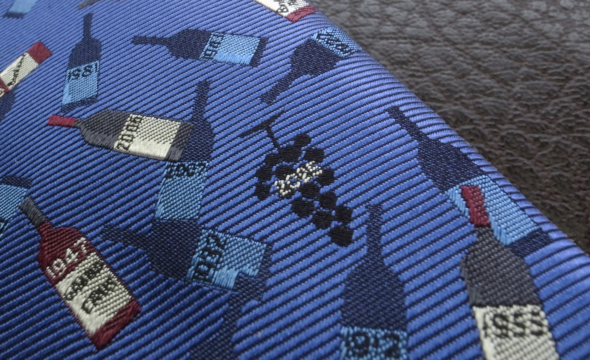 田崎真也氏監修のネクタイ〈ヴィンテージ120〉のディテール