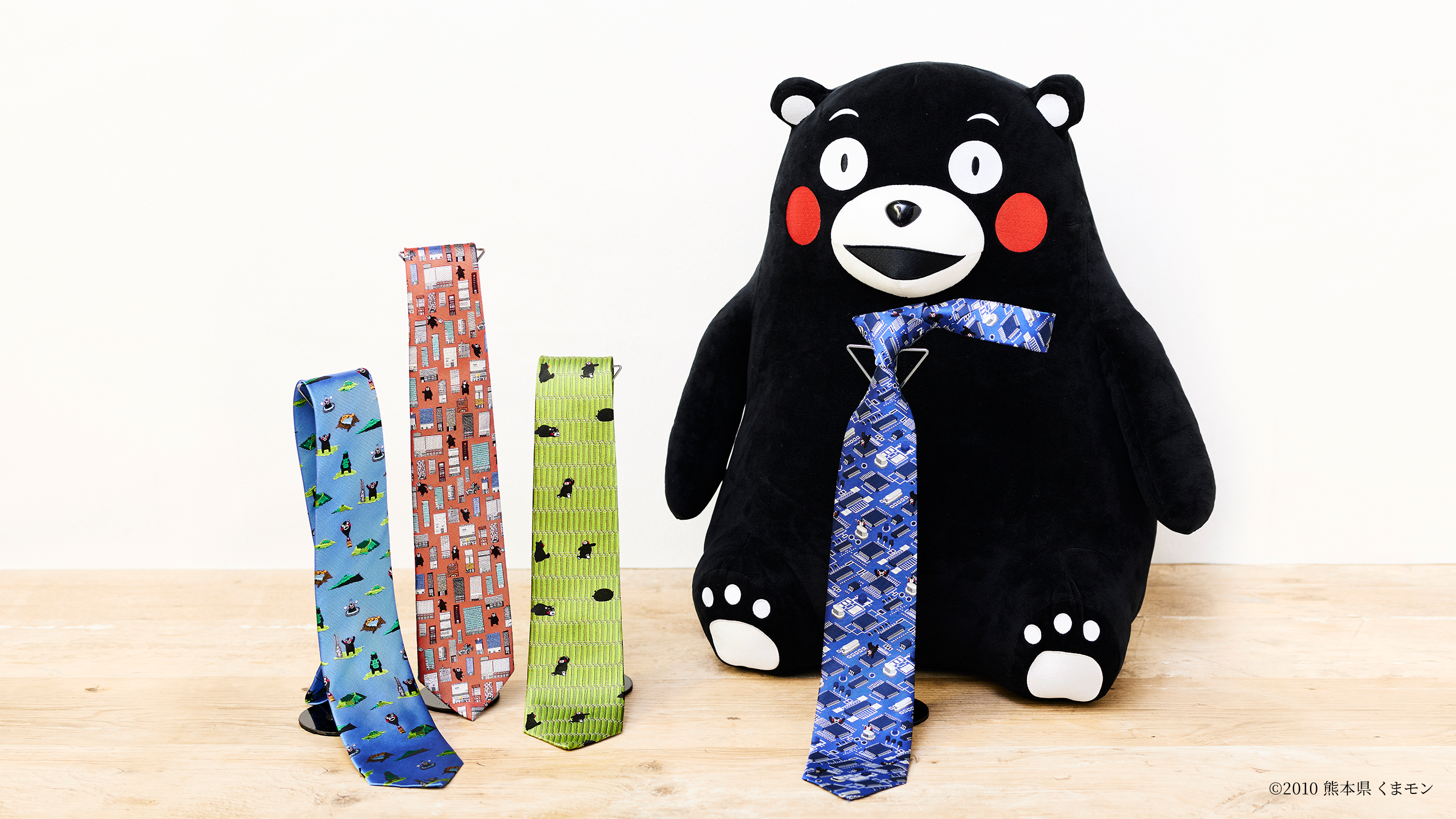 くまモンのぬいぐるみとくまモンコラボのネクタイ
