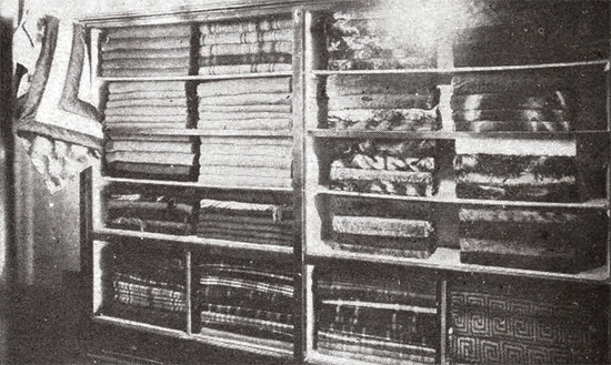 オーダーメイド用のイギリス製シャツ生地。店内のショーケースもイギリスから輸入した。